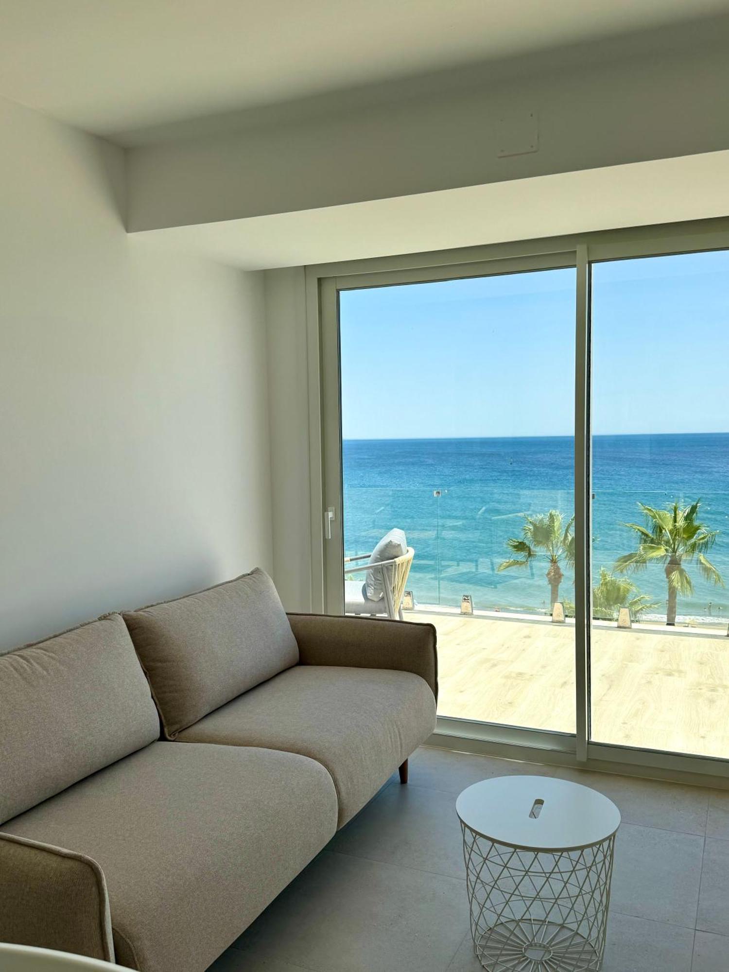 Sunnypalms - Beachfront Penthouse With Stunning Sea View 에스테포나 외부 사진