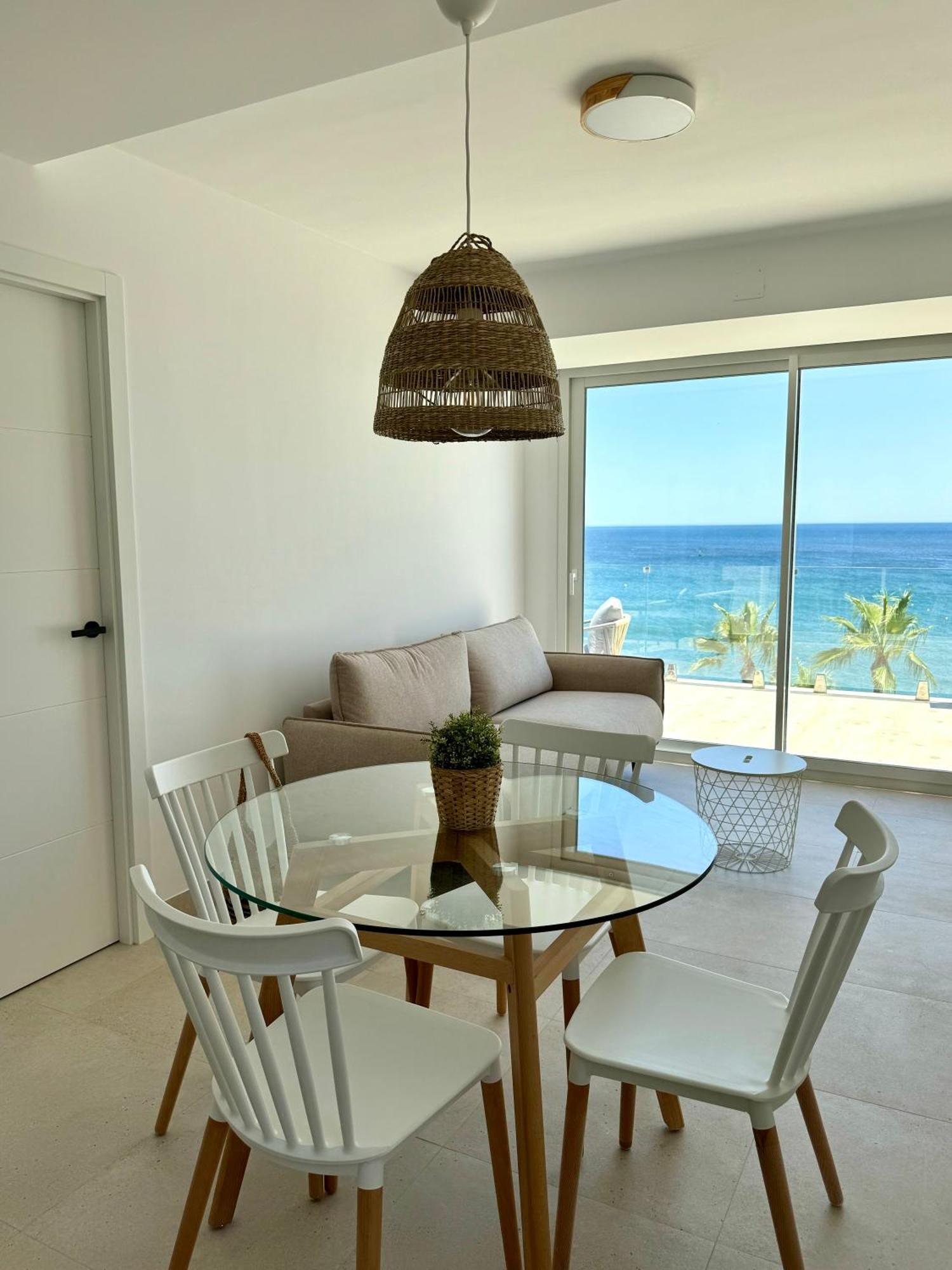 Sunnypalms - Beachfront Penthouse With Stunning Sea View 에스테포나 외부 사진