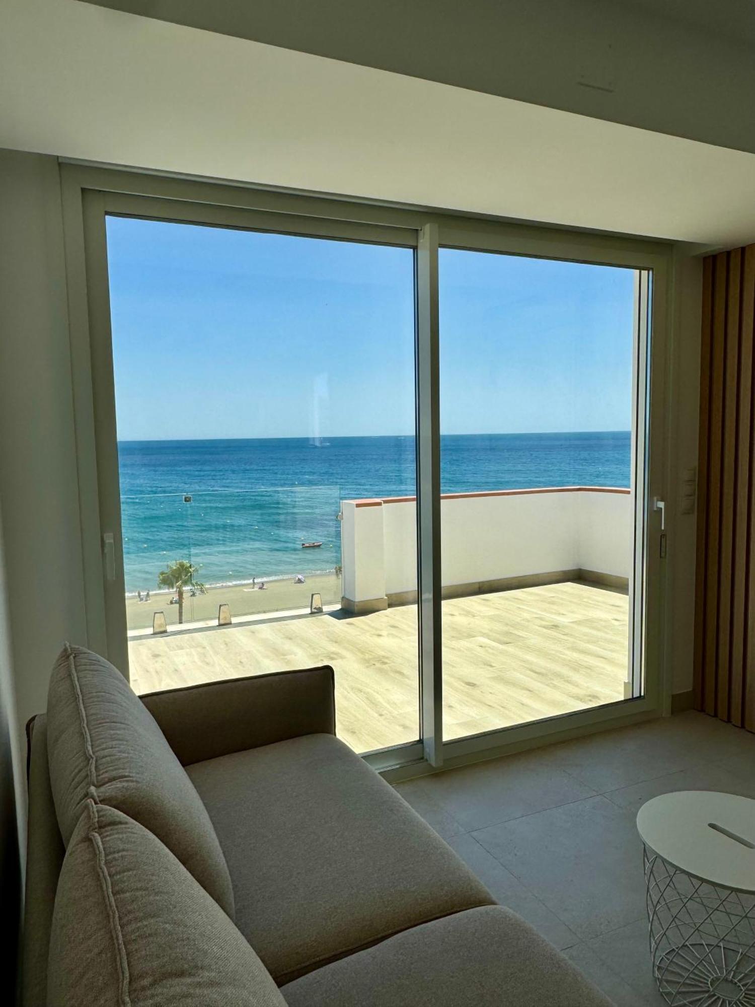 Sunnypalms - Beachfront Penthouse With Stunning Sea View 에스테포나 외부 사진