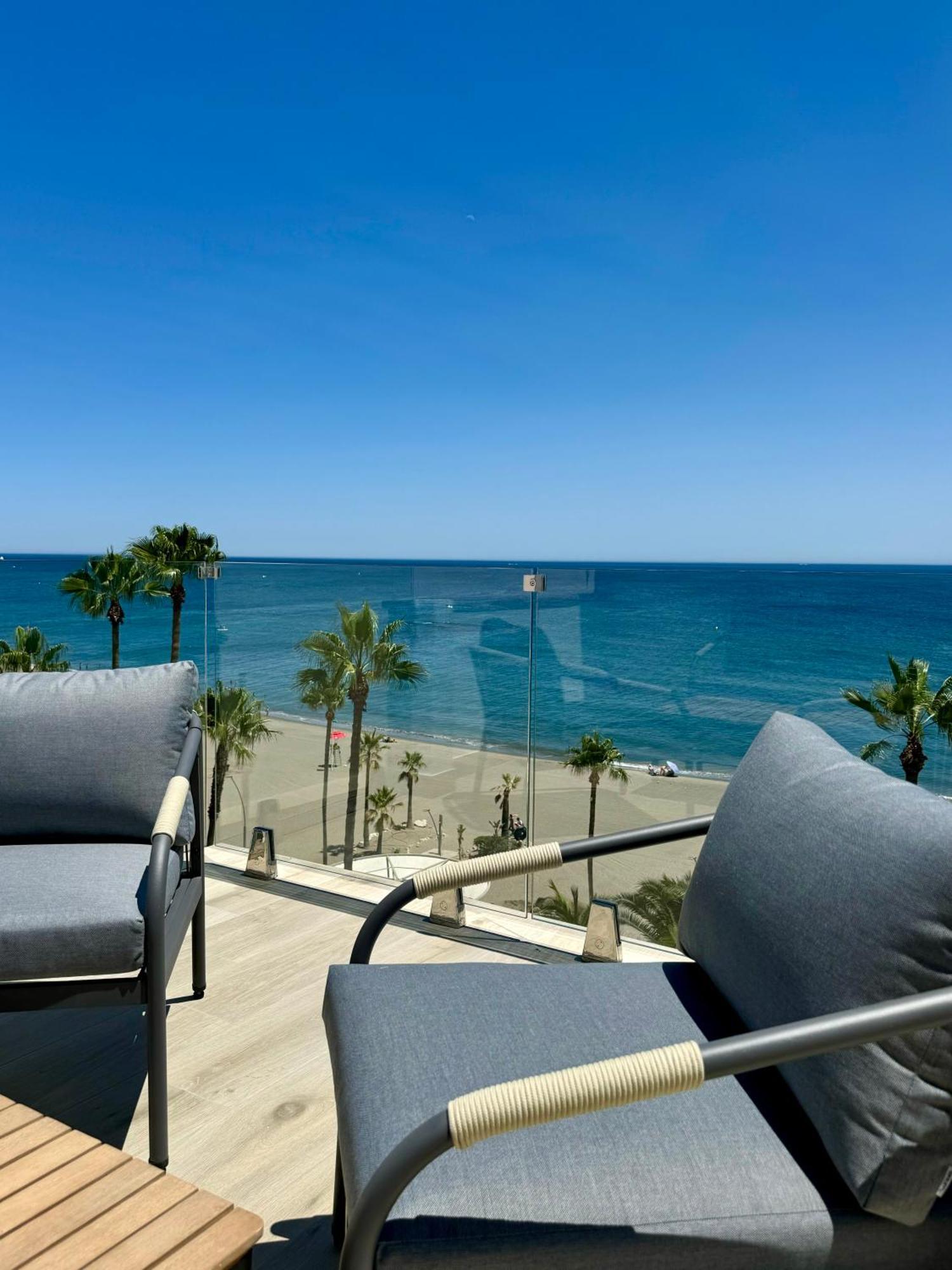 Sunnypalms - Beachfront Penthouse With Stunning Sea View 에스테포나 외부 사진