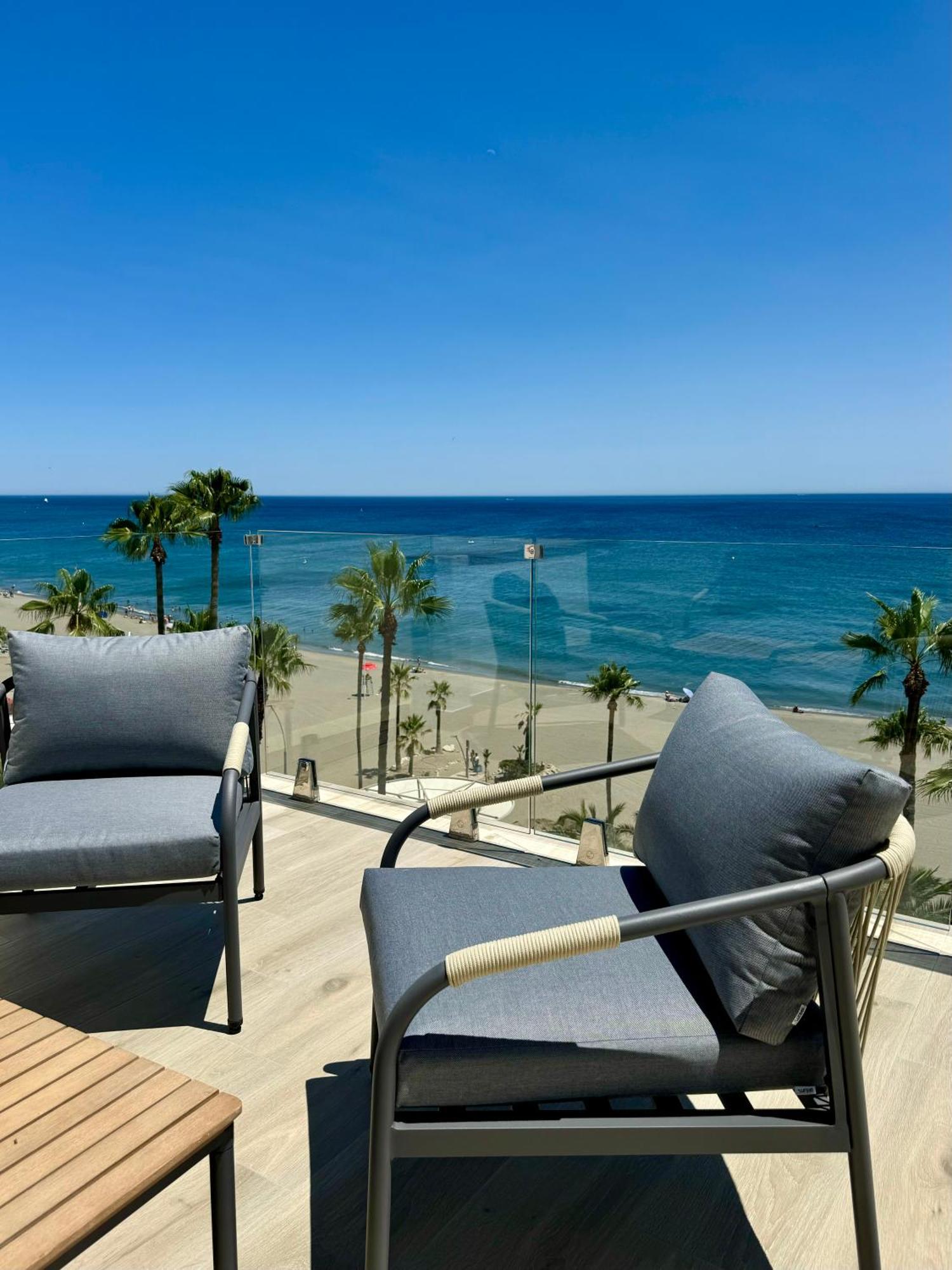 Sunnypalms - Beachfront Penthouse With Stunning Sea View 에스테포나 외부 사진