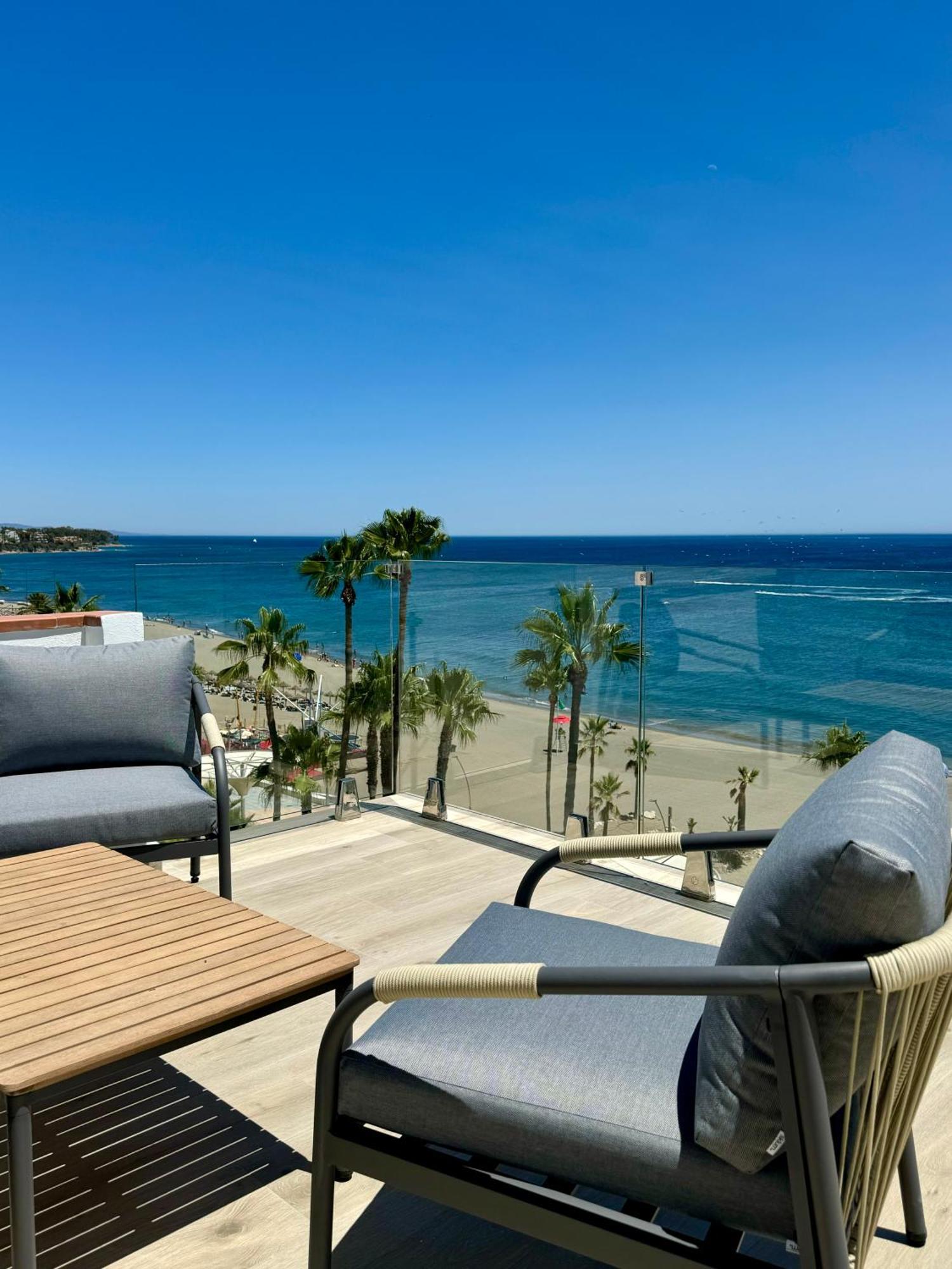 Sunnypalms - Beachfront Penthouse With Stunning Sea View 에스테포나 외부 사진