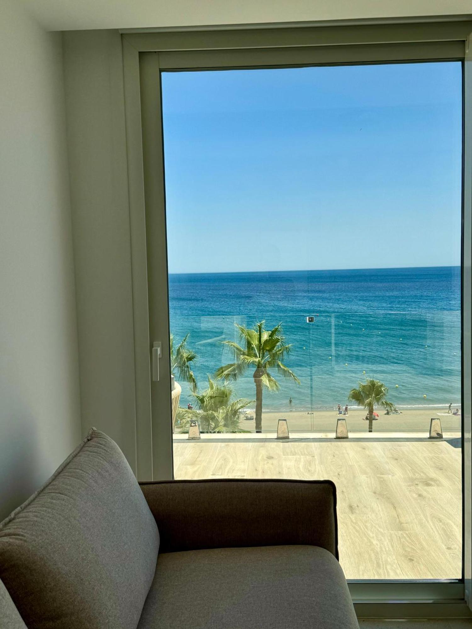 Sunnypalms - Beachfront Penthouse With Stunning Sea View 에스테포나 외부 사진