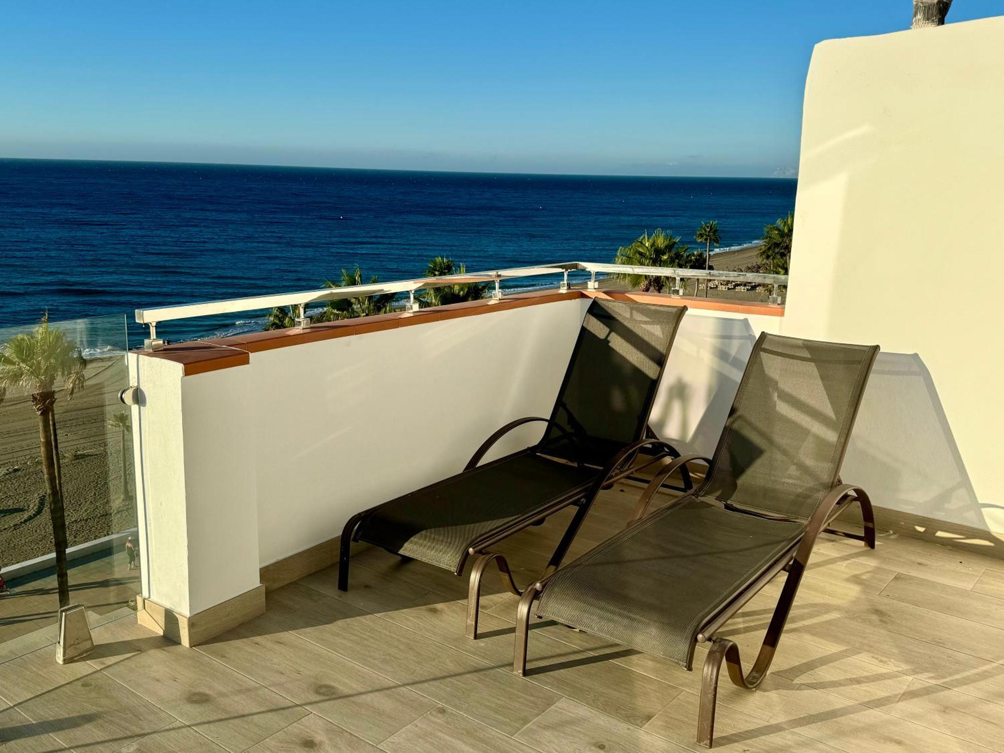 Sunnypalms - Beachfront Penthouse With Stunning Sea View 에스테포나 외부 사진